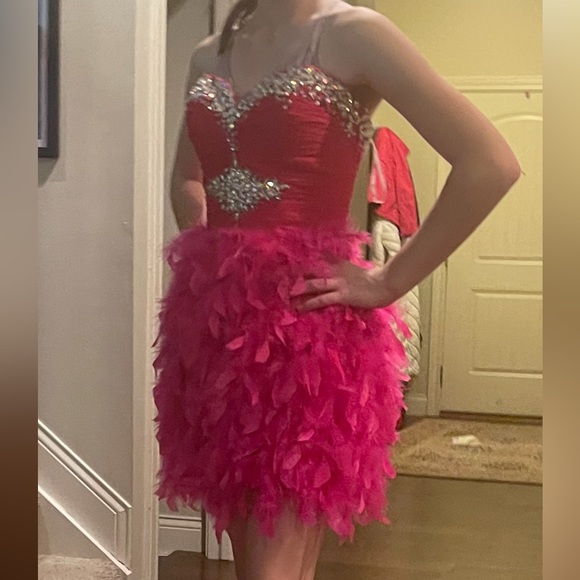 Pink cocktail dress with feathers - Picture 3 of 3